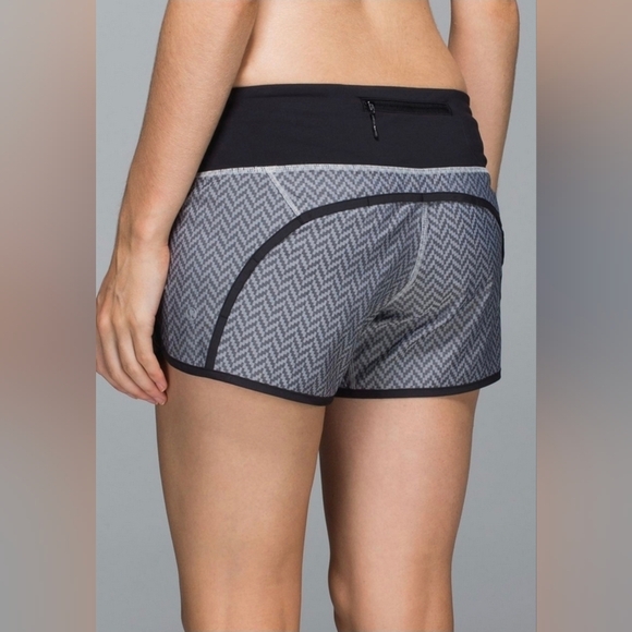 Lululemon Run Times Short *2-way Stretch 
Giant Herringbone Swift Black/White - Picture 2 of 6
